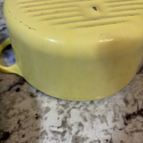 VINTAGE LE CREUSET #B CAST IRON/ENAMEL DUTCH OVEN/LID 2 1/2 QT- YELLOW/GOLD-USED - Picture 7 of 14